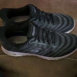 Skechers Go Walk Women’s Size 9.5 Black and White Air-Cooled Sneakers